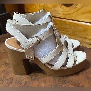 NWOB LUCKY BRAND LEATHER BLOCK HEEL SANDALS IN CREAM